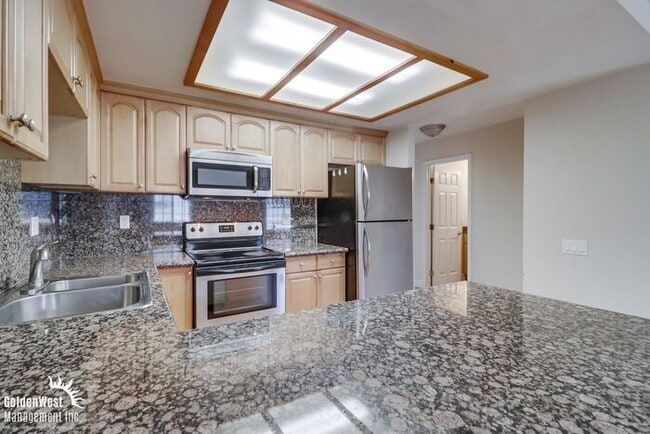Building Photo - Stylish Upper-Level 2Bdm 1Ba Condo in Gate...