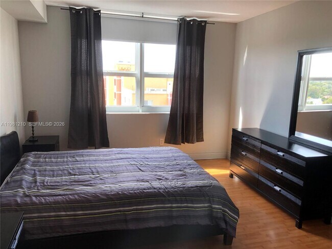 Building Photo - 2665 SW 37th Ave