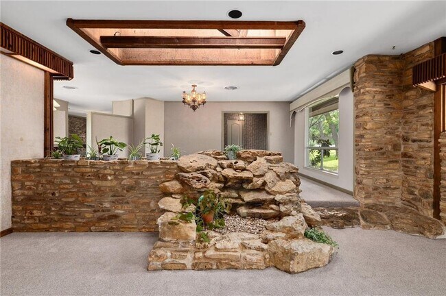 Building Photo - 610 Lancelot Way