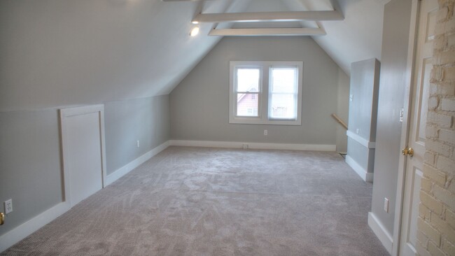 Building Photo - Murray Upper Flat