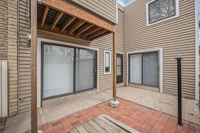 Building Photo - Charming 2 Bedroom 1.5 Bathroom Condo in Southeast Denver available Now!