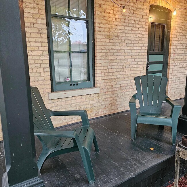 Building Photo - 936 Main St