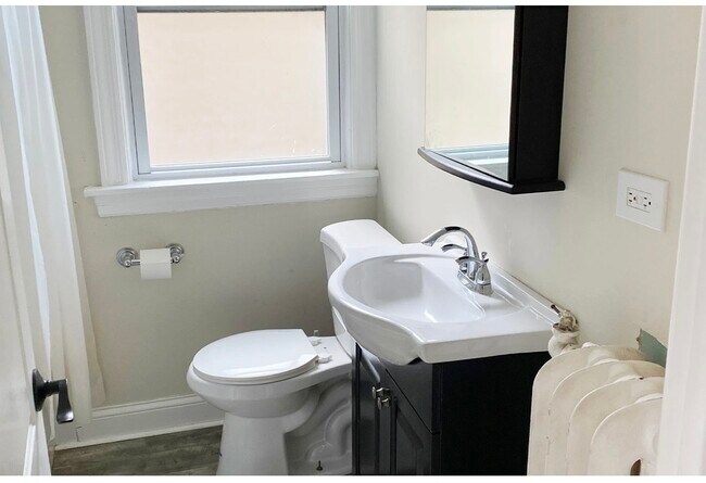 Building Photo - 733 Elm St