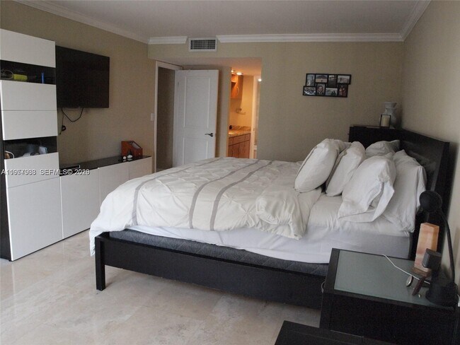 Building Photo - 1901 Brickell Ave