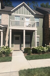 Building Photo - "Charming 2-Bedroom Retreat in Hendersonvi...