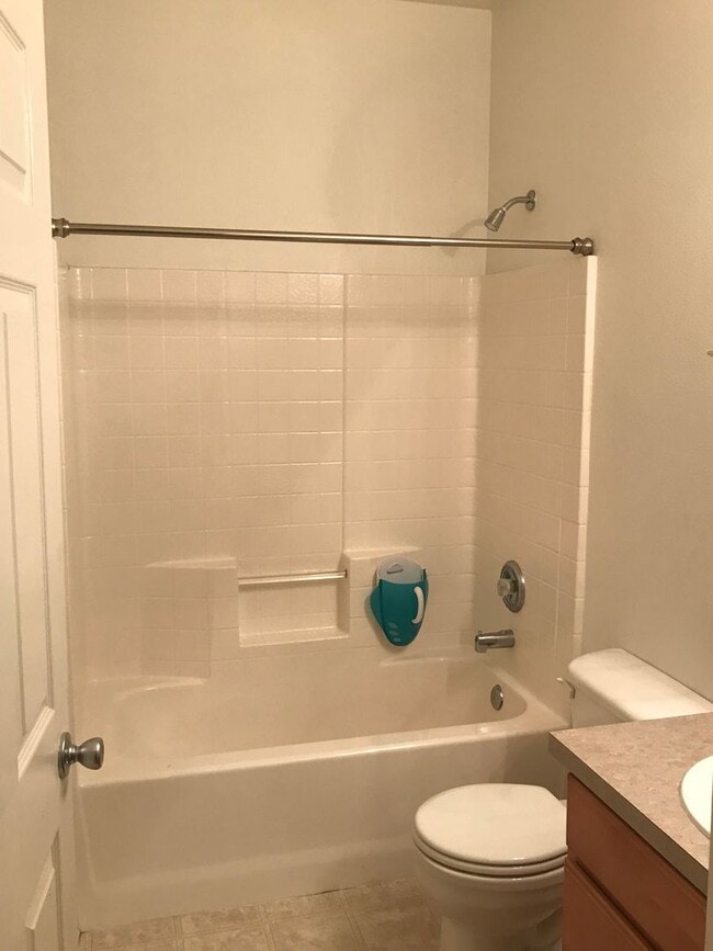 Building Photo - 4 Bed 3 Bath Gated Townhome Near Maplewood Golf