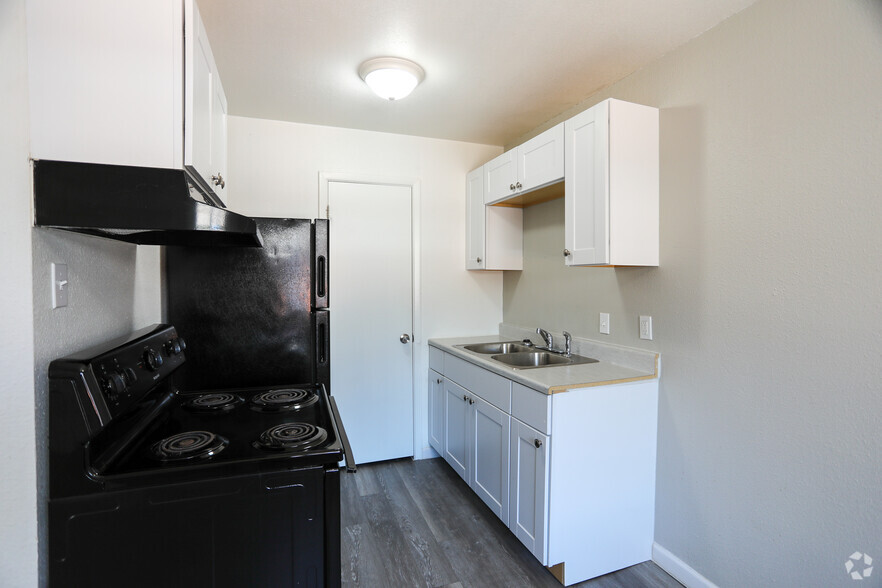 Kitchen 1BR 1BA 630SF Upgraded - The French Quarter