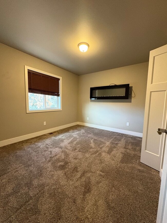 Building Photo - Beautiful 3 Bed Townhome