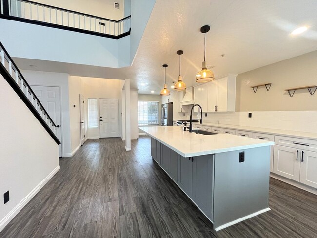 Building Photo - 4 bedroom, 2.5 bathroom home in a gated Riverside community!