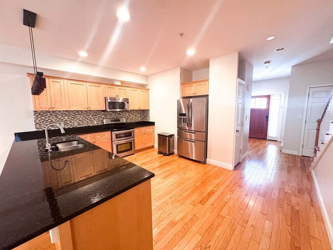 Building Photo - Luxury long term rental in the Heart of Br...