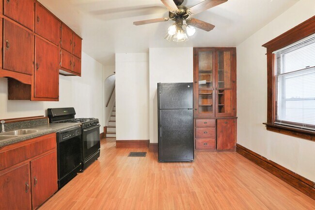 Building Photo - 23 E Blake Ave