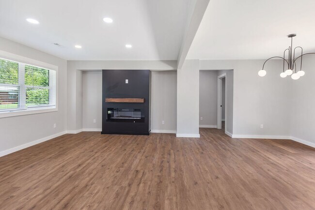 Building Photo - 809 Carson Dr