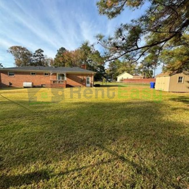 Building Photo - 300 Oakwood Ave