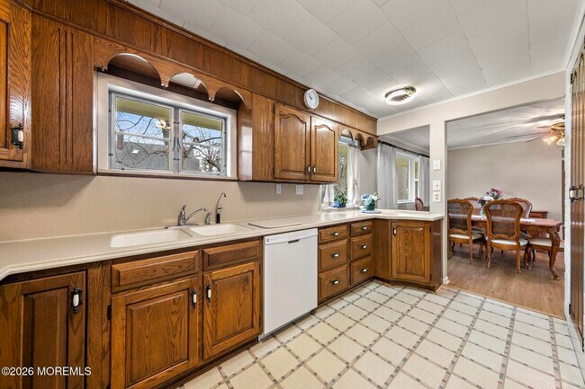 Building Photo - 14 Swan Ave