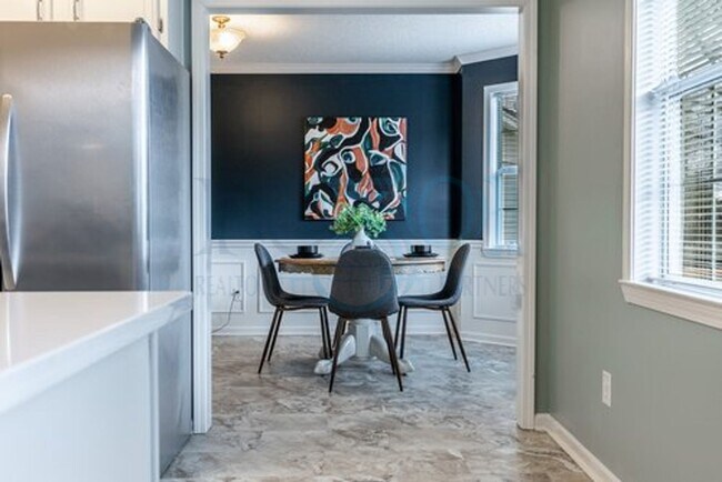 Building Photo - Available in Early August Attn: Pilots! 3BR 2BA Crashpad!