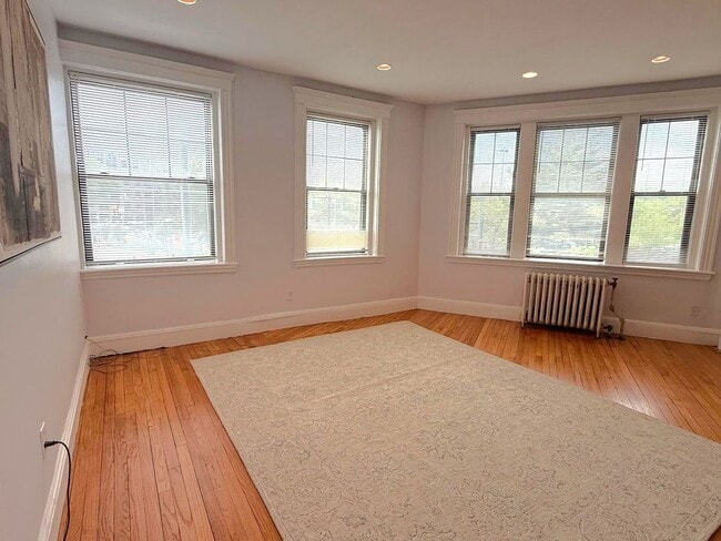 Building Photo - 2 Bedroom sunny second-floor corner unit a...