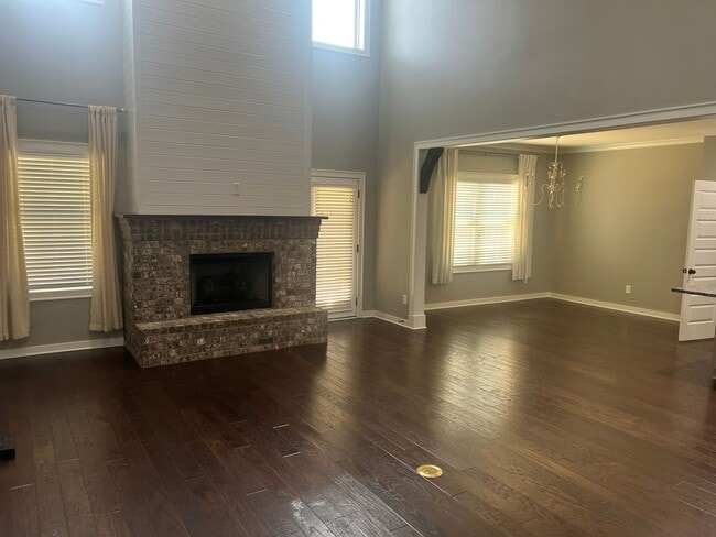 Building Photo - Must See Home In Madison City!