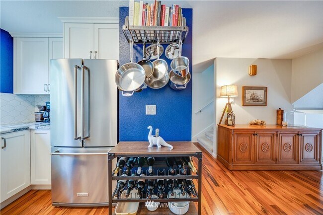 Building Photo - Beautifully Remodeled 2 bed/1.5 Bath Townh...