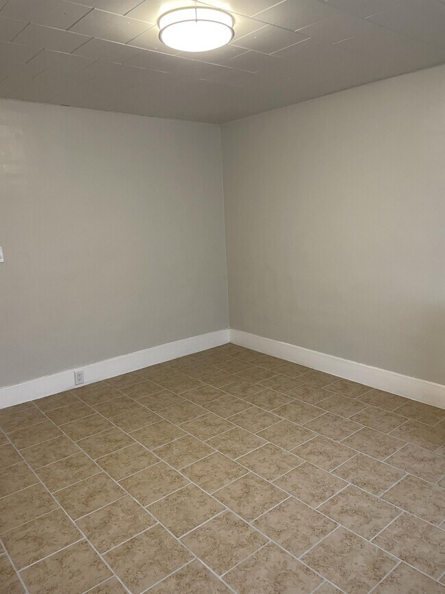 Building Photo - 423 2nd St NE