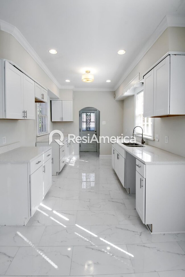 Building Photo - Beautifully Renovated Rental Near Rhodes C...