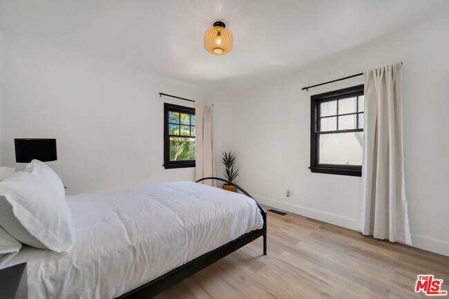 Building Photo - 8822 Rosewood Ave