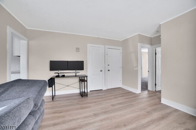 Building Photo - 27 Brighton Rd