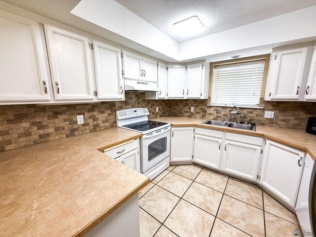 Building Photo - 1465 E Laguna Pl