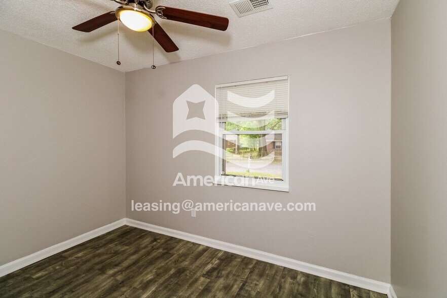 Building Photo - 1136 Charlotte St