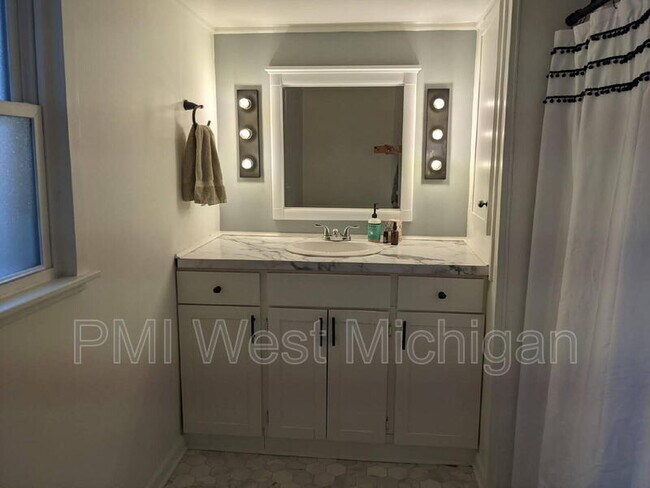 Building Photo - 103 Fitzhugh Ave SE