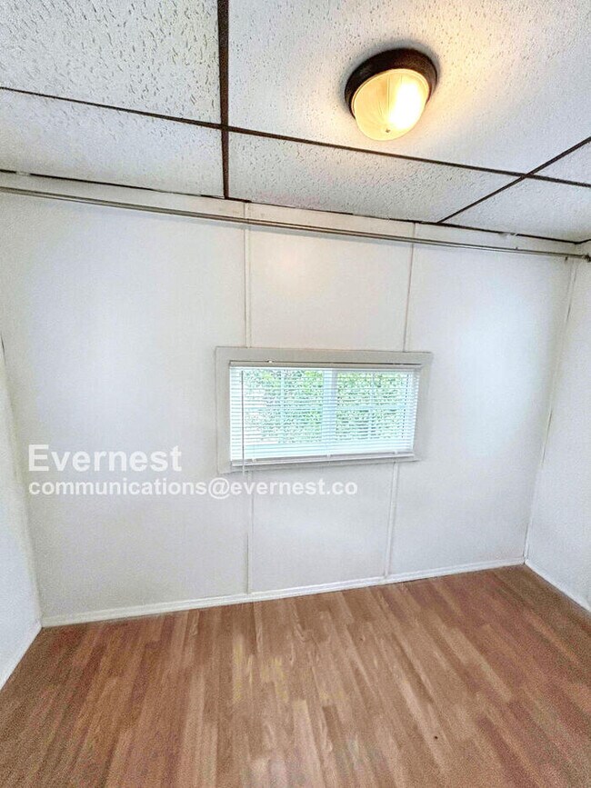 Building Photo - 2 Bed/1 Bath Townhome with Balcony / Pet-Friendly / Vouchers Accepted / Available Soon!
