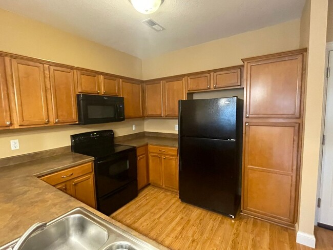 Building Photo - AVAILABLE NOW!!!  Beautiful 2 bedroom, 2 b...