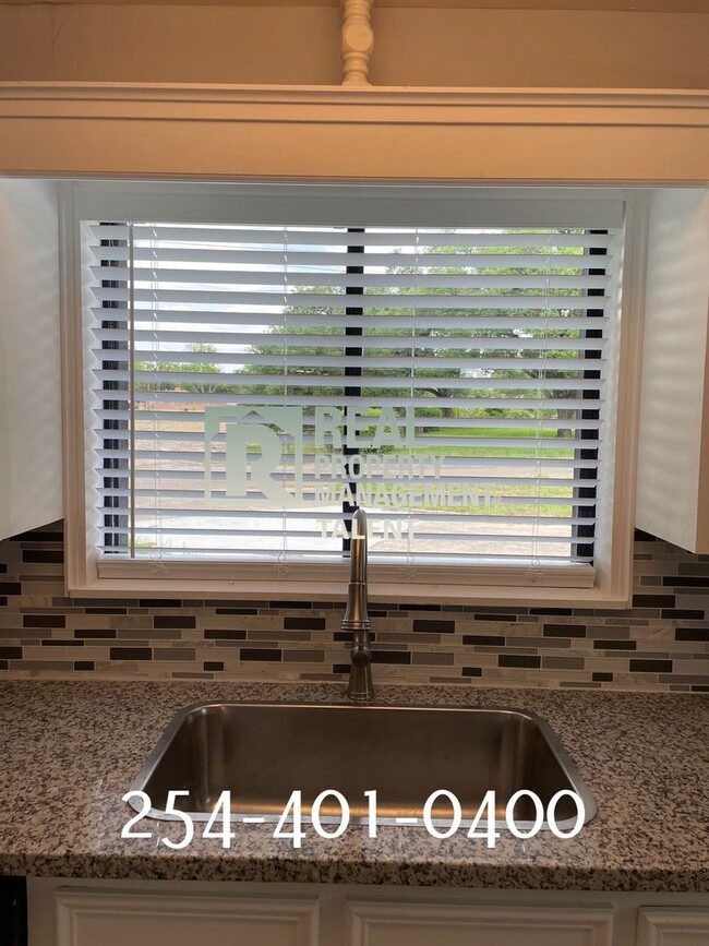 Building Photo - 111 Country Club Dr