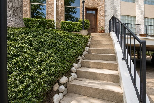 Building Photo - 1802 Stoney Brook Dr
