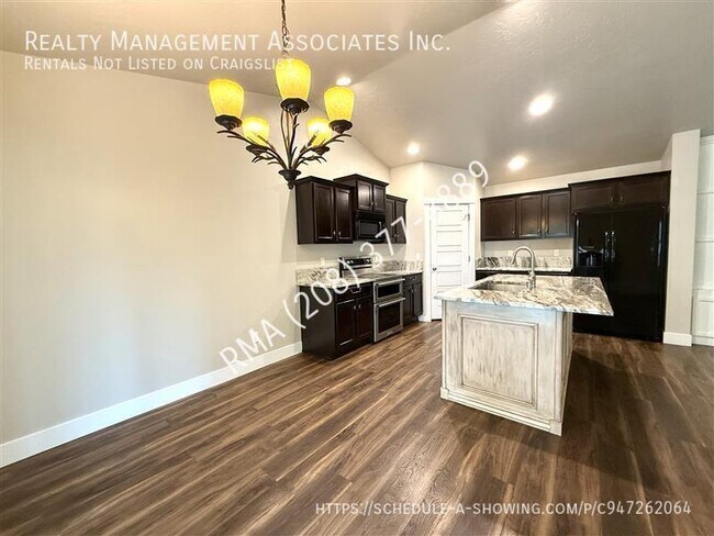 Building Photo - 6031 N Spindrift Ave