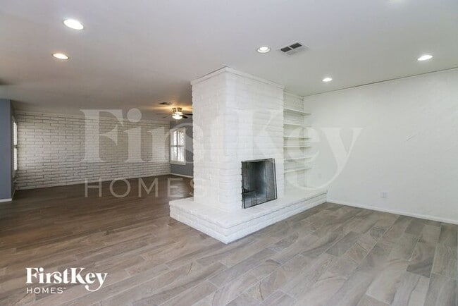 Building Photo - 328 E Balboa Dr