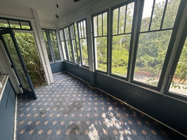 Building Photo - "Spacious 5-Bedroom Family Retreat with 2 ...