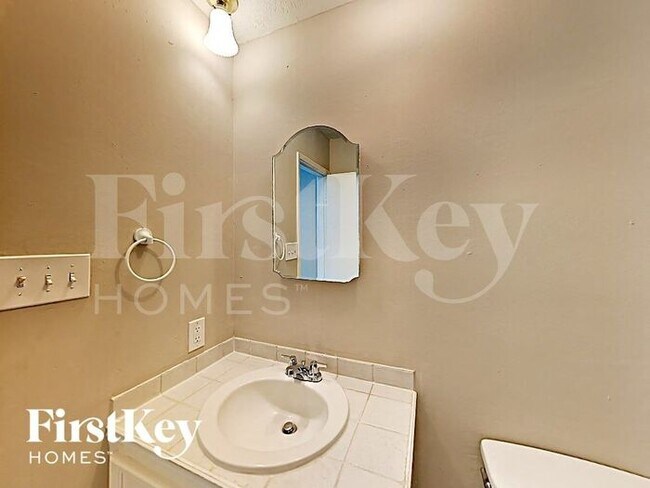 Building Photo - 2211 Fairgreen Dr