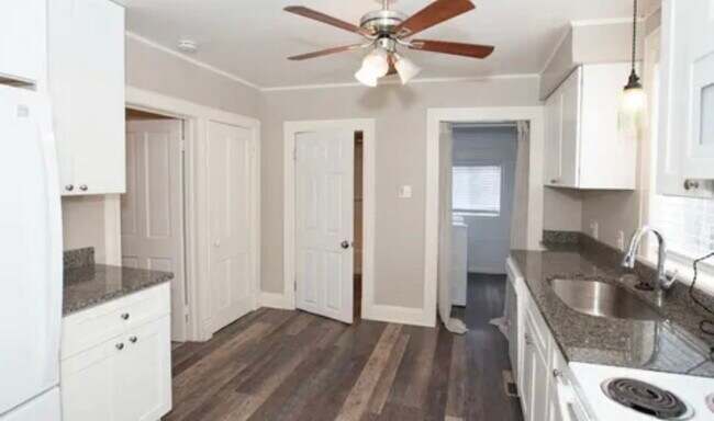 Building Photo - 208 Lincoln St