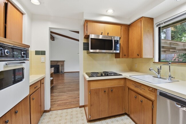 Building Photo - 3bd/2ba Bellevue Home