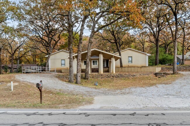 Primary Photo - Gorgeous 5 bedroom, 2.5 bath House on a .8...