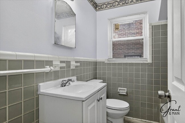 Building Photo - $1300 3 bedrooms