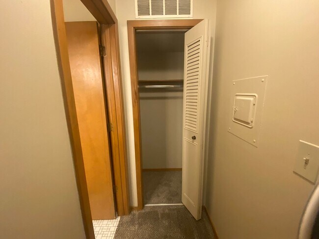 Building Photo - Ground Floor Large 1 Bedroom 1 Bath Available