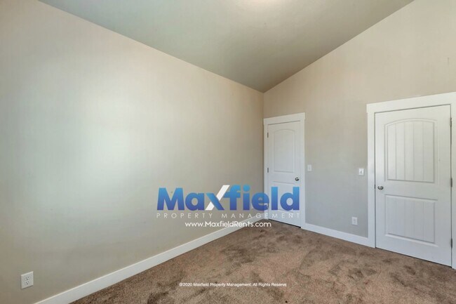 Building Photo - 3 BD + Office 2 BA 2 GA Luxury Townhouse  - Highland Utah - with High Speed Internet