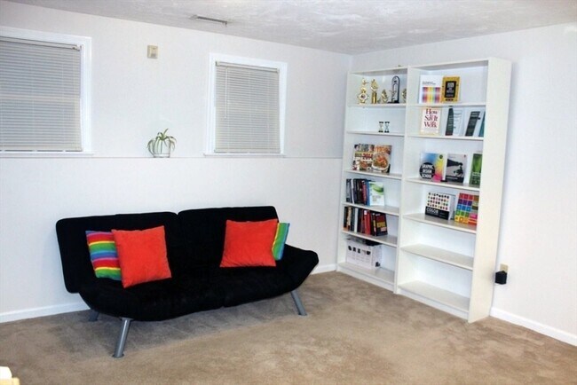 Building Photo - 19 Hillando Dr