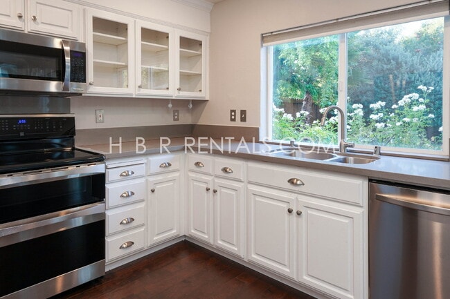 Building Photo - Bright Craftsman-Style 4 Bedroom Home in Q...