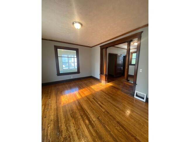 Building Photo - Little Bohemia 4 bedroom home