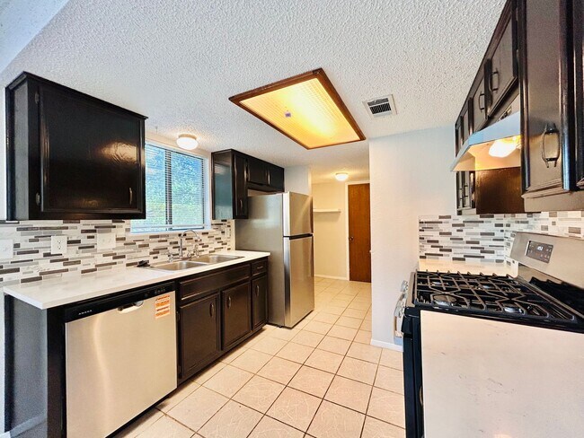 Building Photo - 7001 Winedale Dr