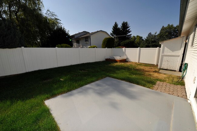 Building Photo - 3 bed 2 bath rancher duplex close to Hayden Lake