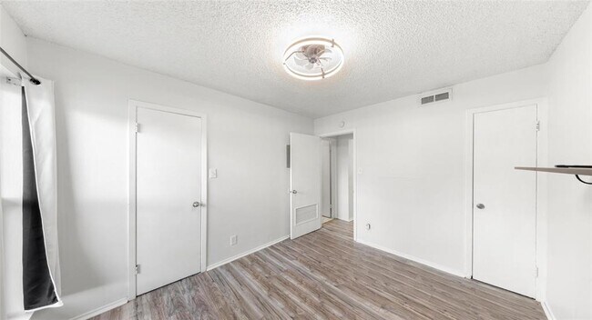 Building Photo - 2401 Manor Rd