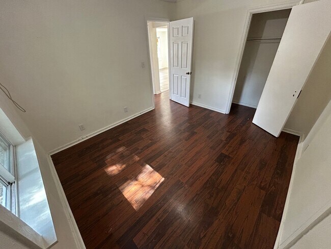 Building Photo - Cozy and stylish duplex in Bradenton, your home away from home! Pet friendly